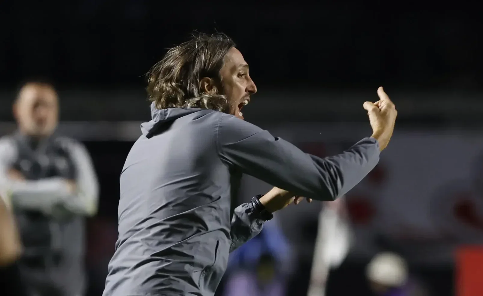 Zubeldía grita à beira do campo (foto: Rubens Chiri/saopaulofc)