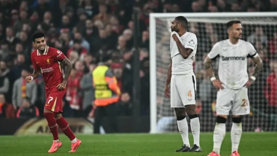 Jogadores do Liverpool comemorando gol pela Champions League (foto: Paul Ellis/AFP)