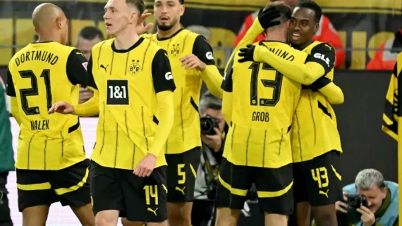 Jogadores do Borussia Dortmund se abraçam (foto: INA FASSBENDER / AFP)