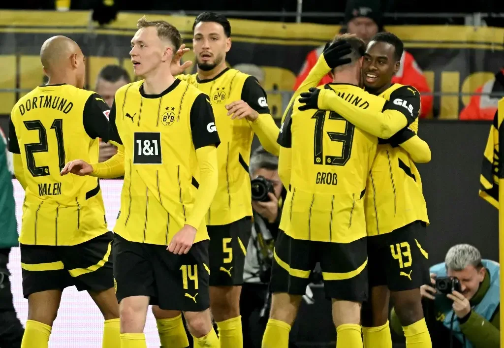 Jogadores do Borussia Dortmund se abraçam (foto: Ina Fassbender/ AFP)