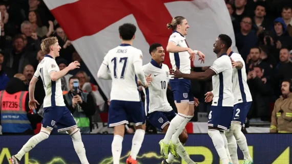 Jogadores da Inglaterra comemoraram a boa vitória sobre a Irlanda (foto: Adrian Dennis / AFP)