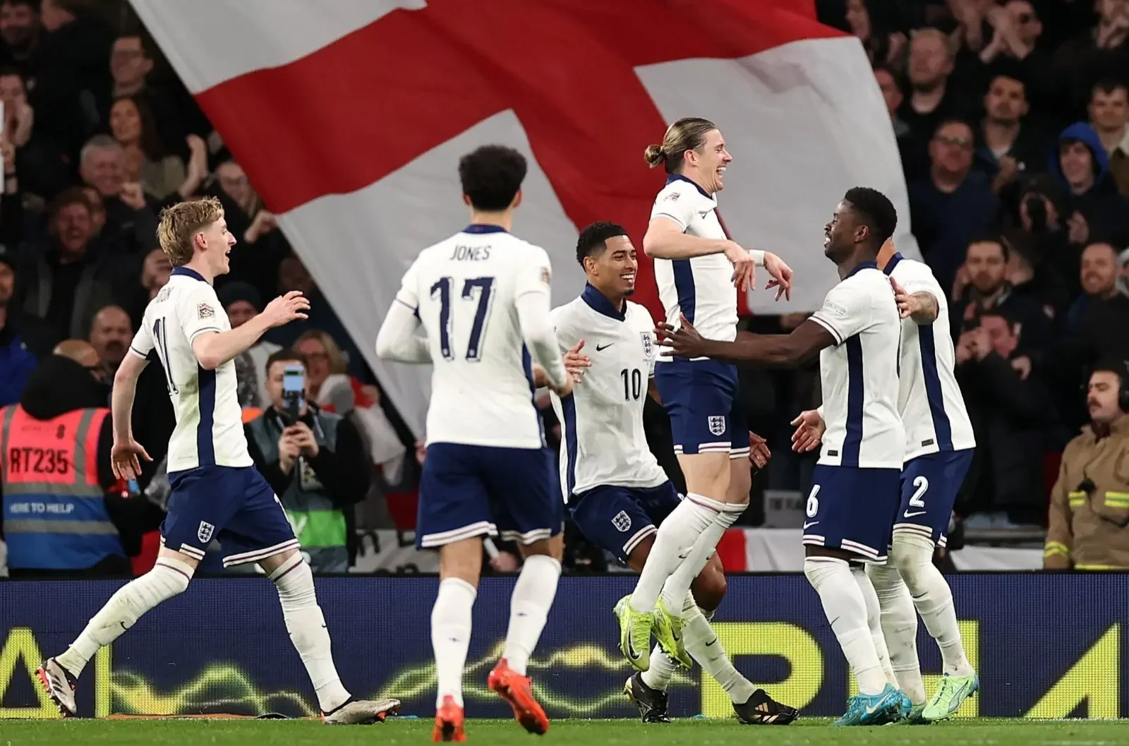 Jogadores da Inglaterra comemoraram a boa vitória sobre a Irlanda (foto: Adrian Dennis / AFP)