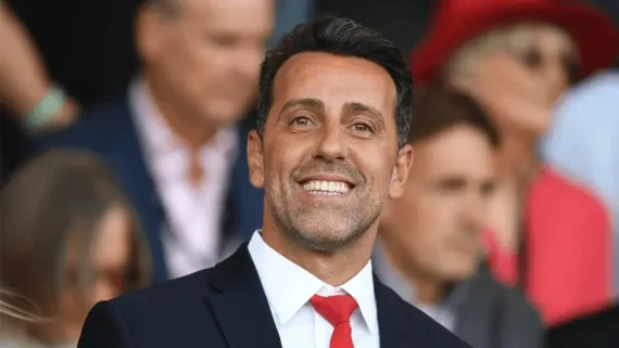 Edu Gaspar sorrindo (foto: Arsenal/Reprodução)