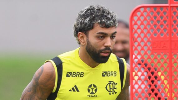 Gabigol treina normalmente com o elenco do Flamengo (foto: Marcelo Cortes e Gilvan de Souza /CRF)