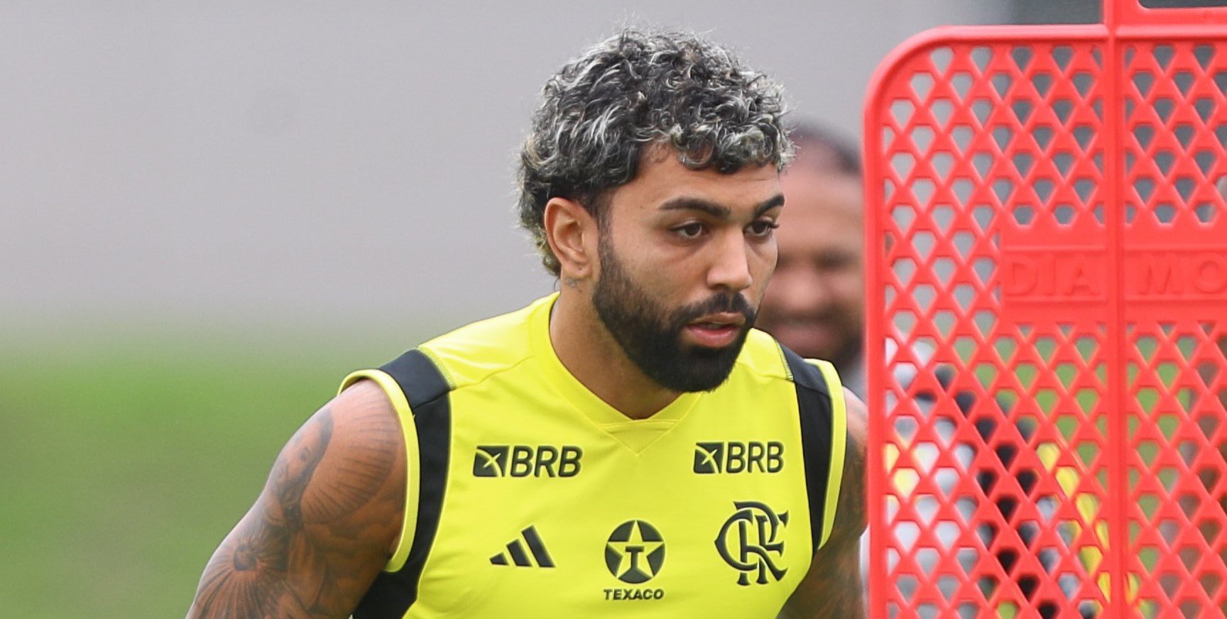 Gabigol treina normalmente com o elenco do Flamengo (foto: Marcelo Cortes e Gilvan de Souza /CRF)