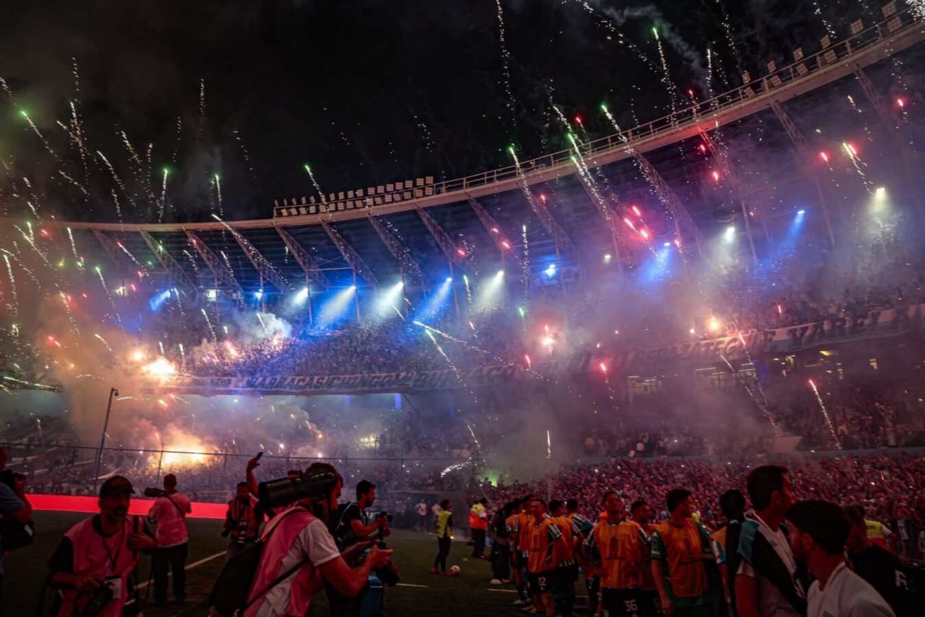 Festa da torcida do Racing na semifinal da Sul-Americana, contra o Corinthians (foto: Reprodução)