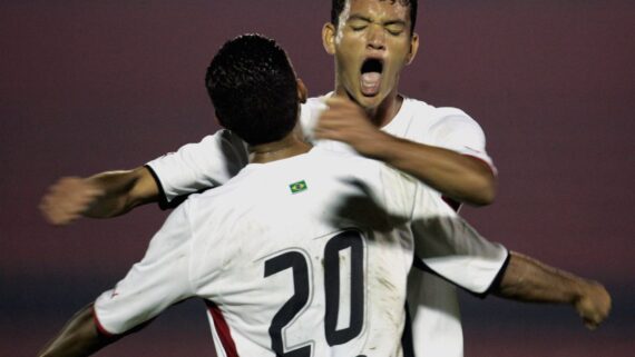 Ídolo do Atlético, o ex-zagueiro Réver foi revelado pelo Paulista e conquistou a Copa do Brasil de 2005 (foto: REUTERS/Paulo Whitaker)