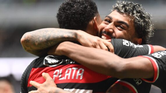 Gabigol abraça Gonzalo Plata, autor do gol do Flamengo contra o Atlético (foto: Leandro Couri/EM D.A Press)