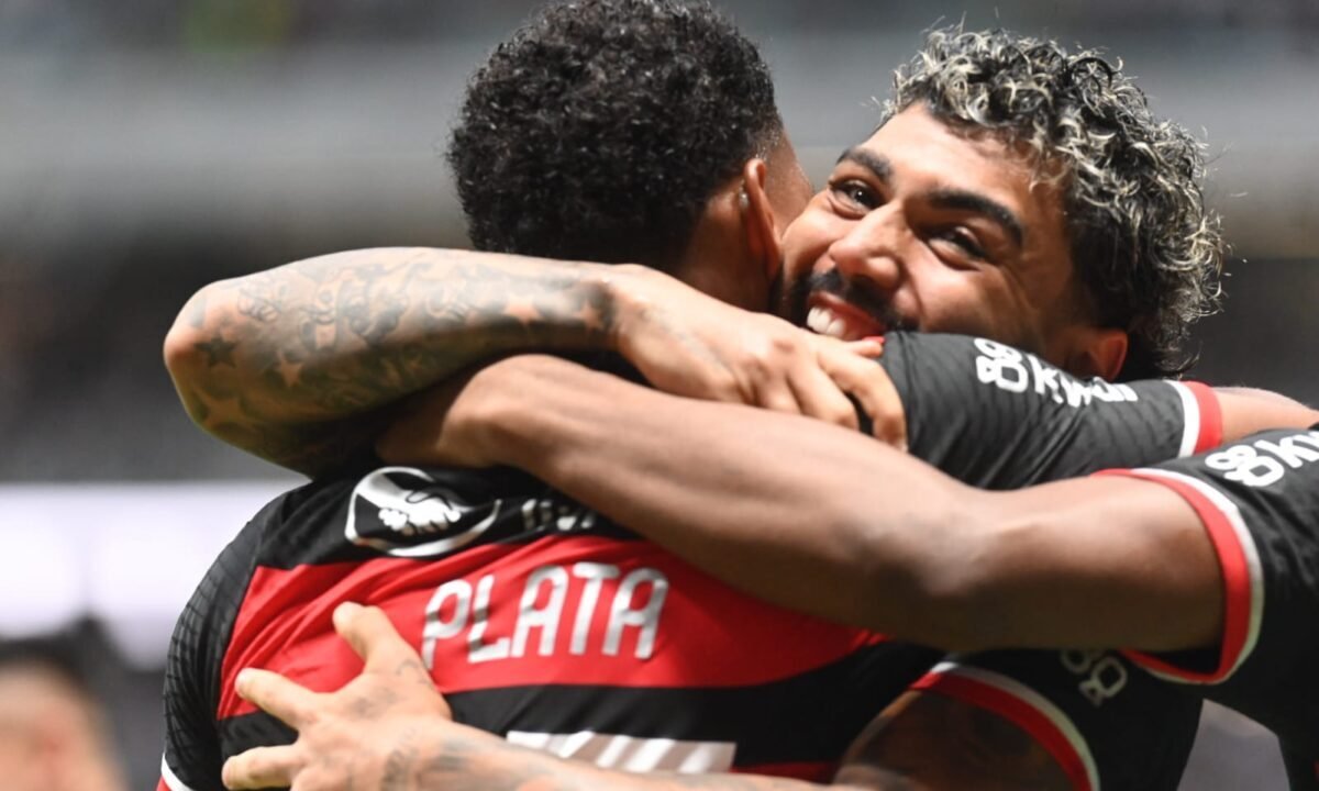 Gabigol abraça Gonzalo Plata, autor do gol do Flamengo contra o Atlético (foto: Leandro Couri/EM D.A Press)