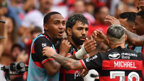 Gabigol e jogadores do Flamengo comemoram gol diante do Atlético (foto: Alexandre Guzanshe/EM/D.A Press)