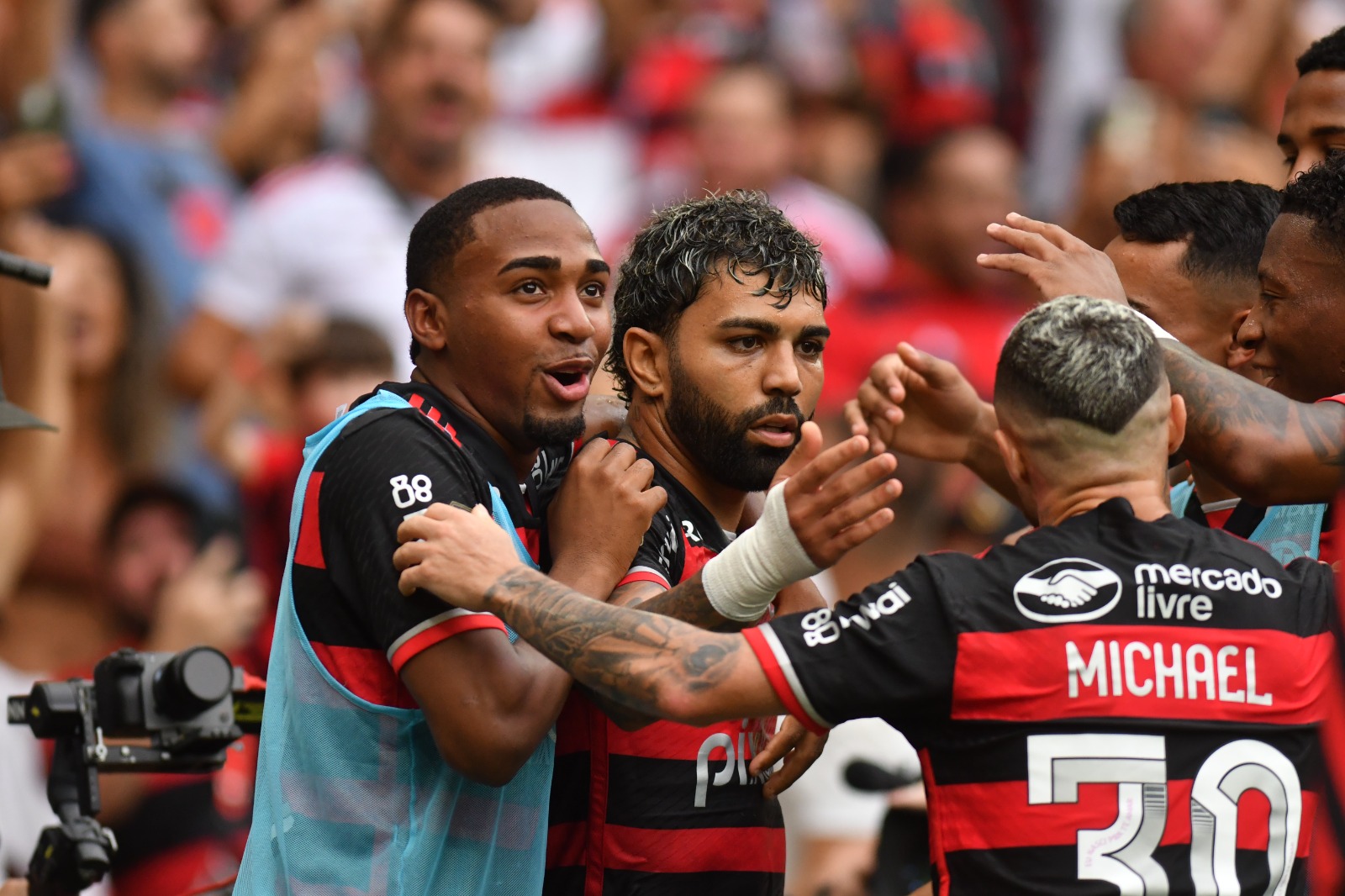 Atlético erra muito, perde para o Flamengo e precisa de virada por título da Copa do Brasil &#060; No Ataque