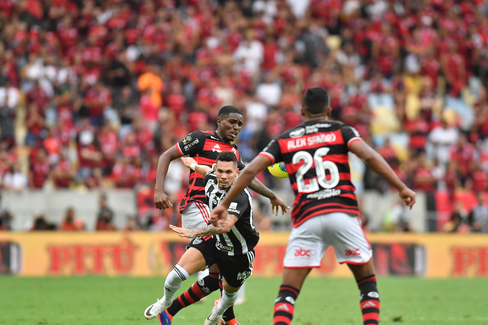 Paulinho tenta transpor a marcação do Flamengo no Maracanã - (foto: Alexandre Guzanshe/EM/D.A Press)