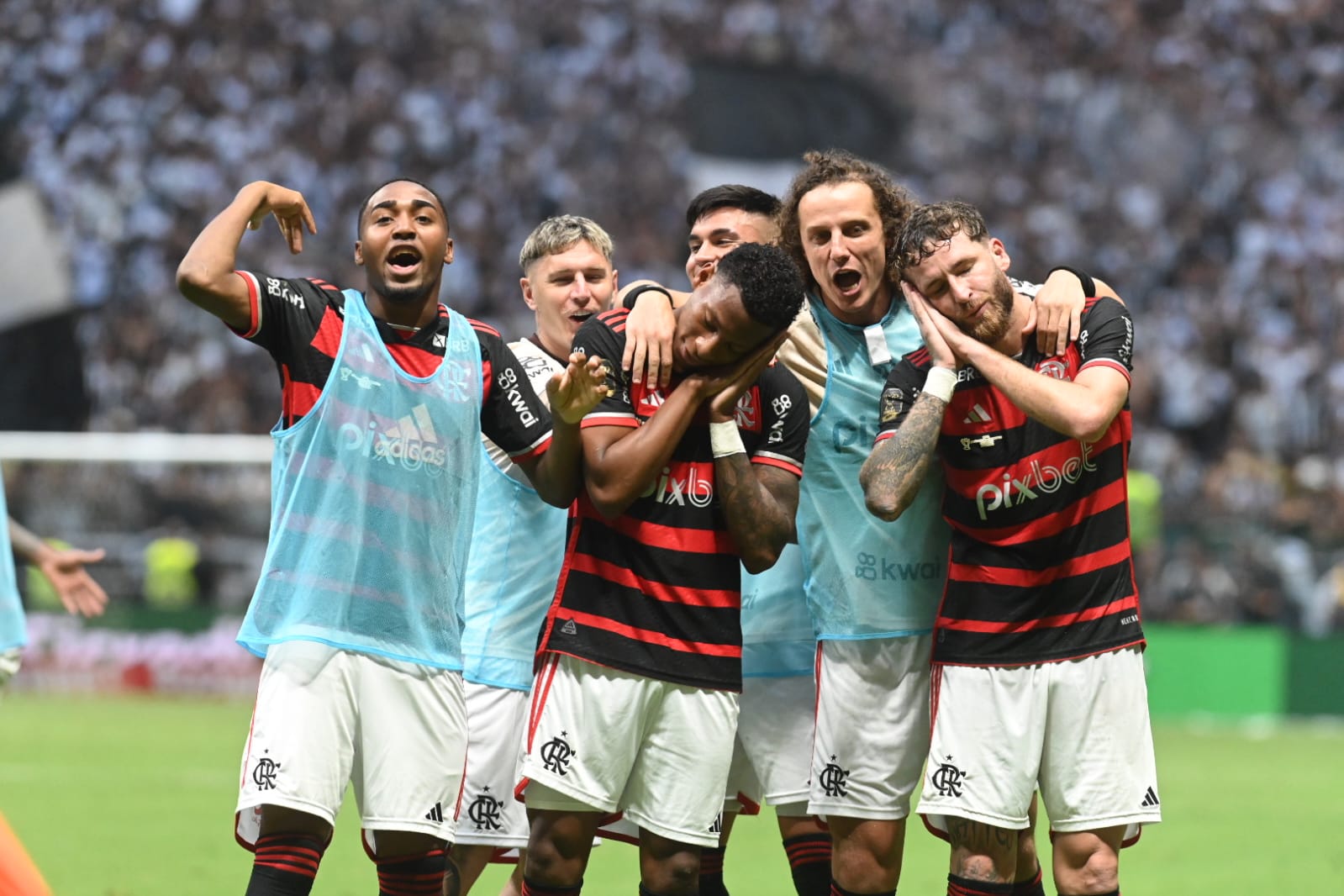 Jogadores do Flamengo comemoram gol do título diante do Atlético na Arena MRV - (foto: Leandro Couri/EM/DA.Press)