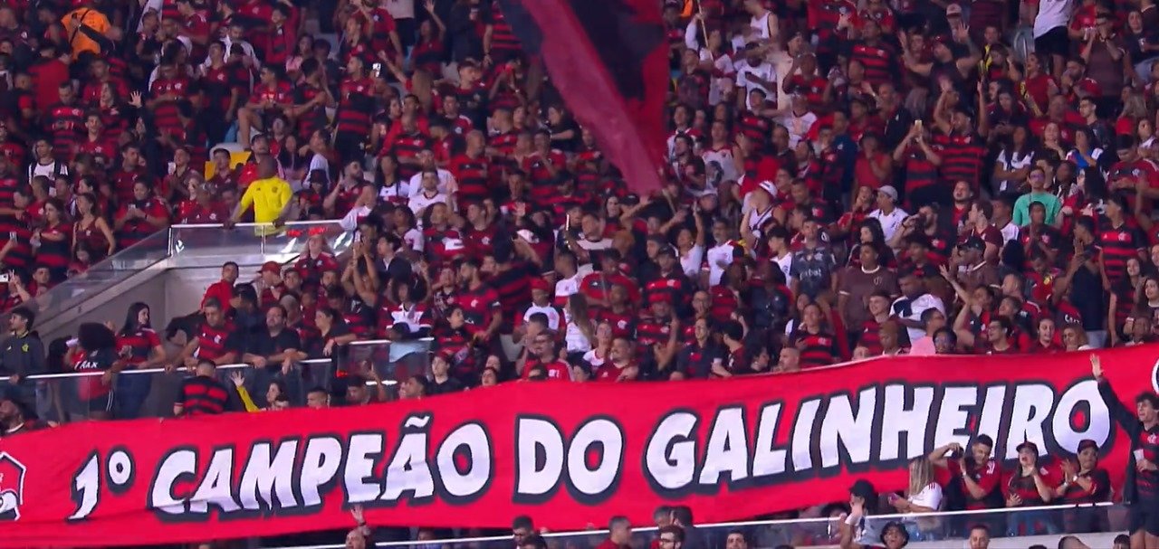 Provocação da torcida do Flamengo ao Atlético (foto: Reprodução/Premiere)