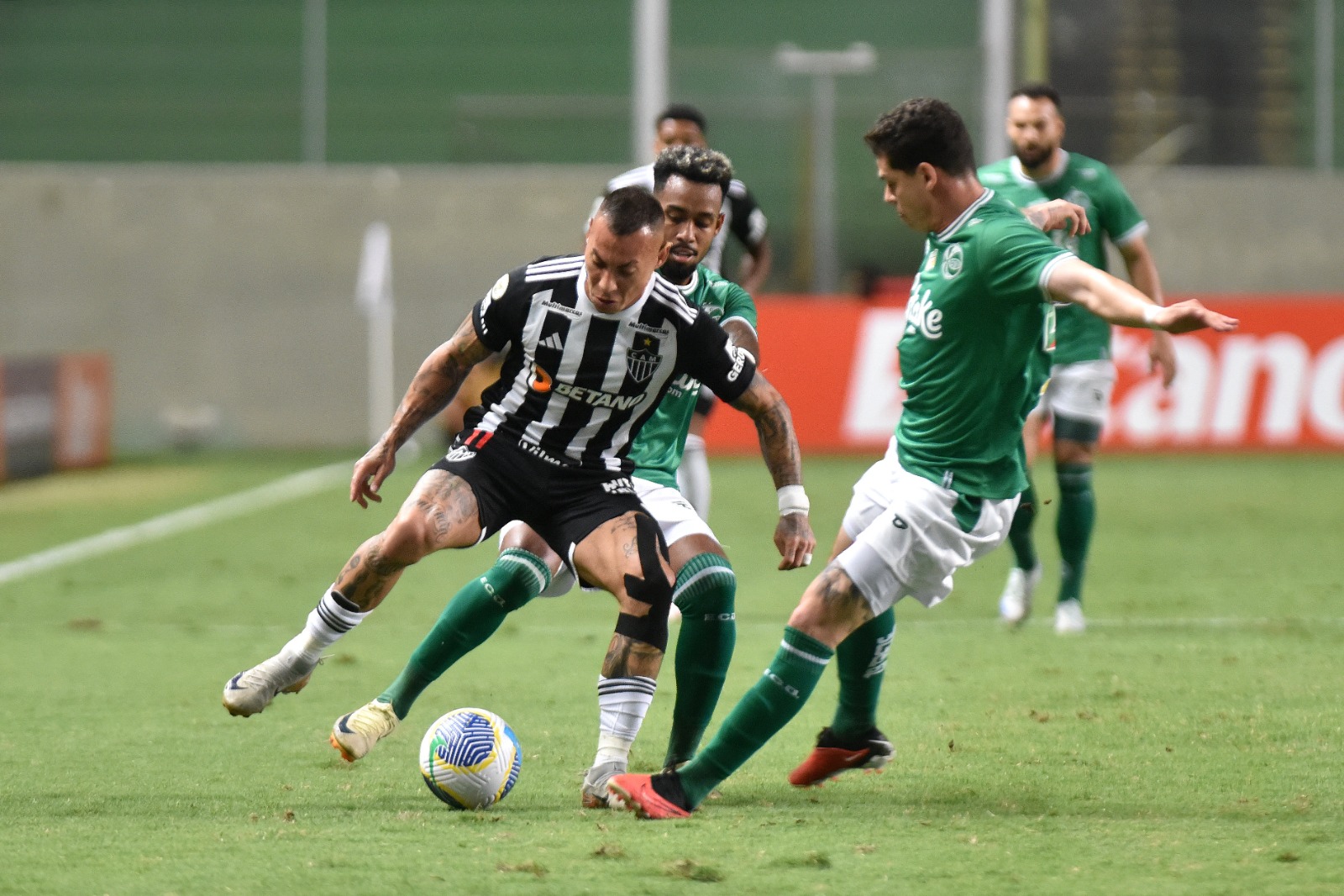 Eduardo Vargas em ação pelo Atlético contra o Juventude - (foto: Ramon Lisboa/EM/D.A Press)