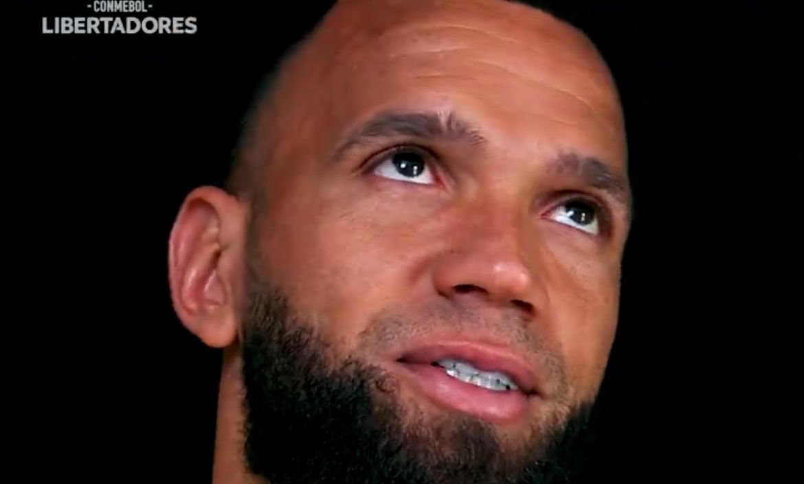 Everson se emociona ao relembrar trajetória no futebol (foto: Reprodução/X/Conmebol)