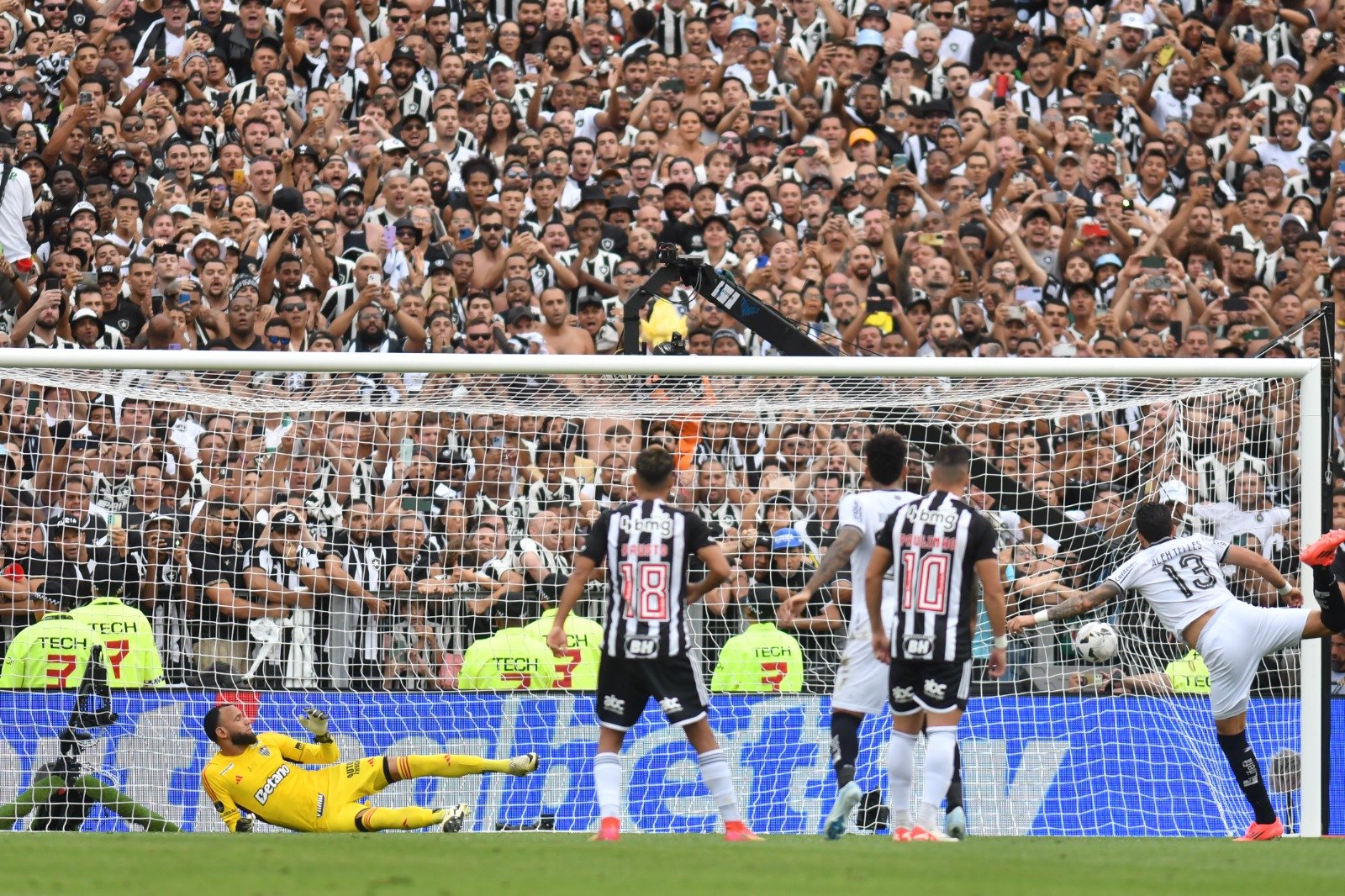 Alex Telles marcou, de pênalti, gol decisivo para o Botafogo diante do Atlético na final da Libertadores de 2024 (foto: Alexandre Guzanshe/EM/D.A Press)