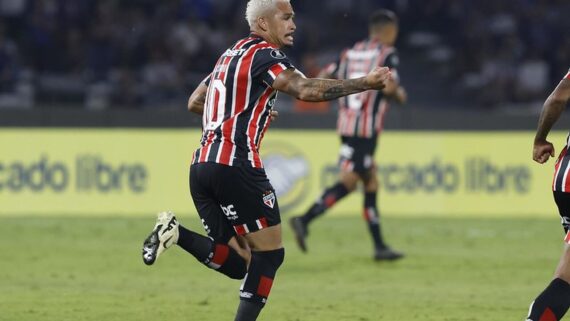 Luciano em campo com a camisa do São Paulo (foto: Rubens Chiri /São Paulo)