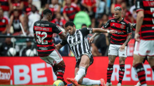 EVERTTON ARAÚJO - Ajudava Gerson no combate a Hulk. Apesar da pouca idade (21 anos), foi bem como titular. NOTA 7,5. Foto: Pedro Souza / Atlético - Crédito: 