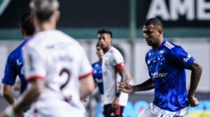 WALLACE - Burocrático. Não cometeu grandes erros, mas também não fez a diferença no meio de campo. Mais do mesmo. NOTA 6,0 - Foto: Gustavo Aleixo/Cruzeiro - Crédito: 