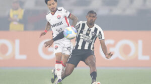 CUIABANO - Pouco apareceu no jogo. Não conseguia aproveitar a lateral em grande parte do primeiro tempo. Quando conseguiu, levou perigo no cruzamento para Igor Jesus, que acabou com a defesa de Lucas Arcanjo. Nota: 6,0 - Foto: Vitor Silva/Botafogo - Crédito: 