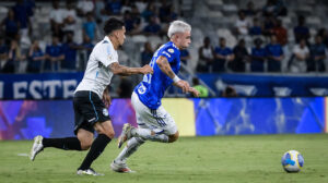 Na corrida contra o rebaixamento, o Grêmio foi até Belo Horizonte e conseguiu um empate em 1 a 1 contra o Cruzeiro, na noite desta quarta-feira (27). Braithwaite abriu o placar para o Tricolor, que viu Matheus Pereira empatar ainda na primeira etapa. Confira como o Jogada10 avaliou o desempenho dos jogadores gremistas. (Foto: Gustavo Aleixo/Cruzeiro) - Crédito: 