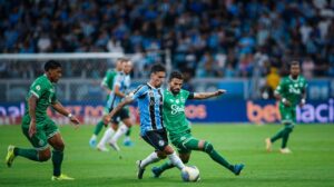 Grêmio e Juventude se enfrentaram na noite desta quarta-feira (20), na Arena do Grêmio, e ficaram no empate em 2 a 2, em duelo válido pela 34ª rodada do Campeonato Brasileiro. Braithwaite abriu o placar, Luis Mandaca e Lucas Barbosa viraram para o Juve, mas João Lucas marcou contra nos acréscimos e empatou o jogo. (Foto: Fernando Alves/ECJ) - Crédito: 