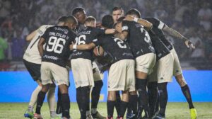 O Vasco entrou em campo nesta quinta-feira (21) para enfrentar o Internacional pela 34ª rodada, mas foi surpreendido e perdeu por 1 a 0, com gol de Wesley. Confira como se saíram os atletas do Gigante da Colina na partida. Foto: Matheus Lima/CRVG. - Crédito: 