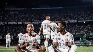 O Santos está de volta à Série A do Brasileirão. O Peixe venceu o Coritiba por 2 a 0, nesta segunda-feira (11), no Couto Pereira, e garantiu o acesso para a elite do futebol brasileiro em 2025. Veja como o Jogada10 avaliou o desempenho da equipe santista! - Foto: Divulgação/Santos - Crédito: 