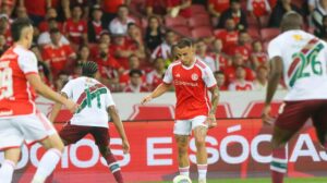 O Fluminense enfrentou o Internacional nesta sexta-feira (8/11), pelo Brasileirão. Veja como o Jogada10 avaliou a performance dos Tricolores, que perderam por 2 a 0. Foto: Ricardo Duarte / Internacional - Crédito: 