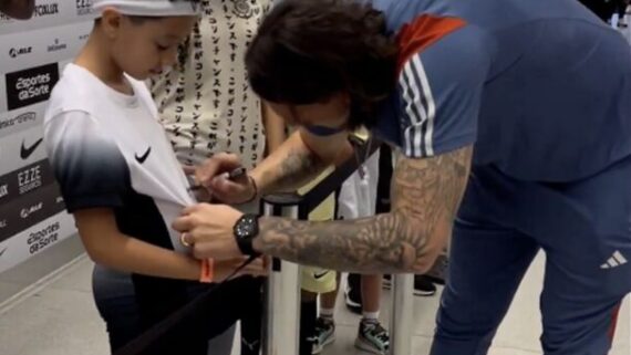 Cassio autografando camisa de torcedor do Corinthians (foto: Reprodução/Cruzeiro)