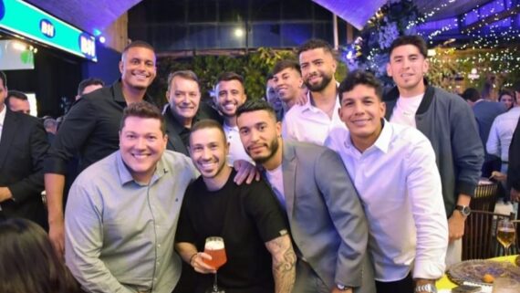 Jogadores do Cruzeiro em festa de aniversário do Supermercados BH (foto: Redes sociais/Reprodução)