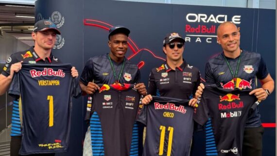 Júlio César participou de ação com pilotos da Red Bull no GP de São Paulo (foto: Redes sociais/Reprodução)