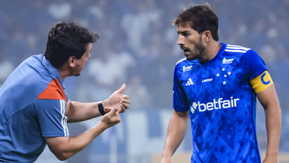 Diniz em conversa com Lucas Silva (foto: Gustavo Aleixo/Cruzeiro)