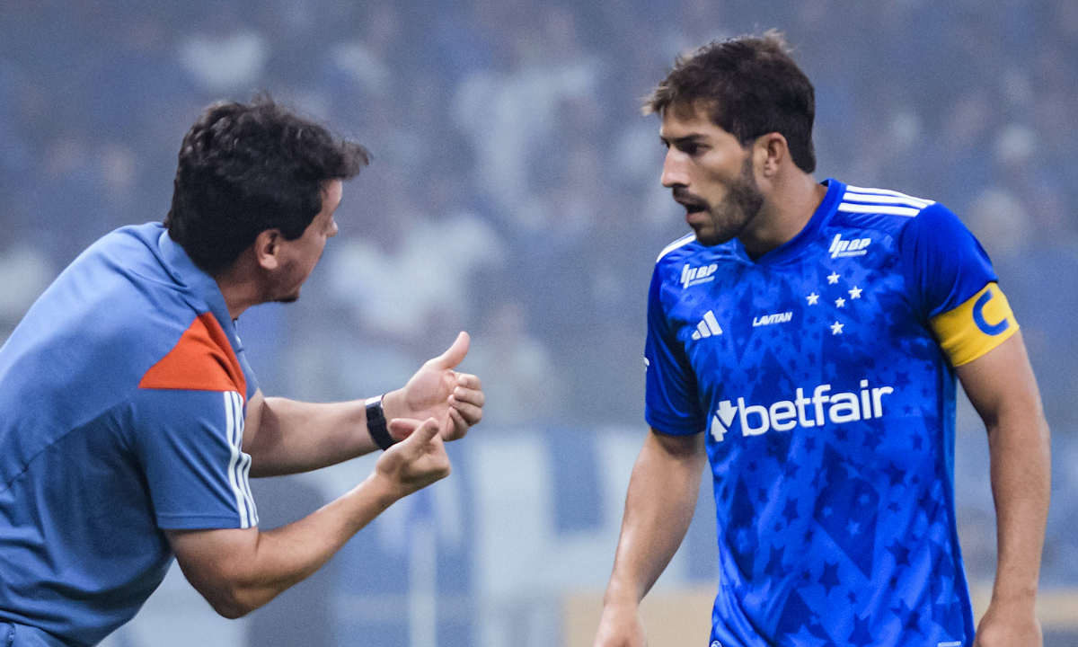 Diniz em conversa com Lucas Silva - (foto: Gustavo Aleixo/Cruzeiro)