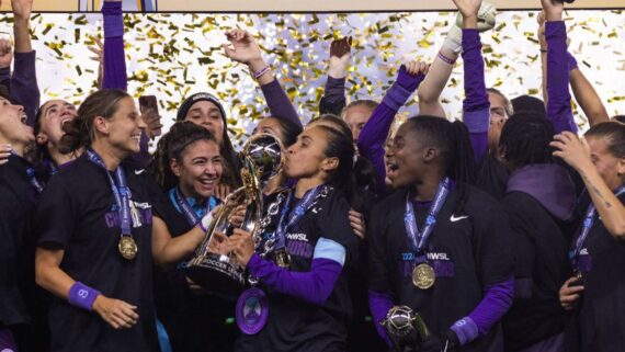 Marta levantando a taça (foto: Orlando Pride/Divulgação)