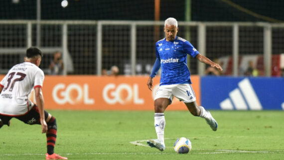 Matheus Pereira em jogo do Cruzeiro contra Flamengo (foto: Ramon Lisboa/EM/D.A.Press)