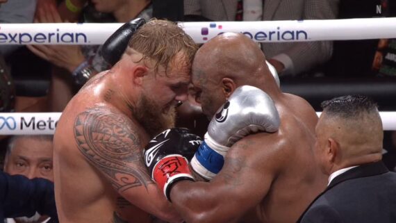 Jake Paul levou a melhor em cima de Mike Tyson após oito rounds (foto: Netflix/Reprodução)