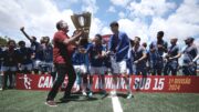 Pedrinho celebrando título do Campeonato Mineiro Sub-15 com jogadores do Cruzeiro, na Toca da Raposa I (foto: Gustavo Martins/Cruzeiro)