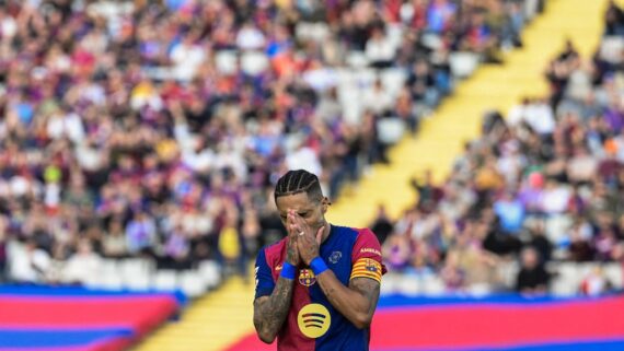 Raphinha em jogo entre Barcelona e Las Palmas pela La Liga (foto: Josep Lago/AFP)