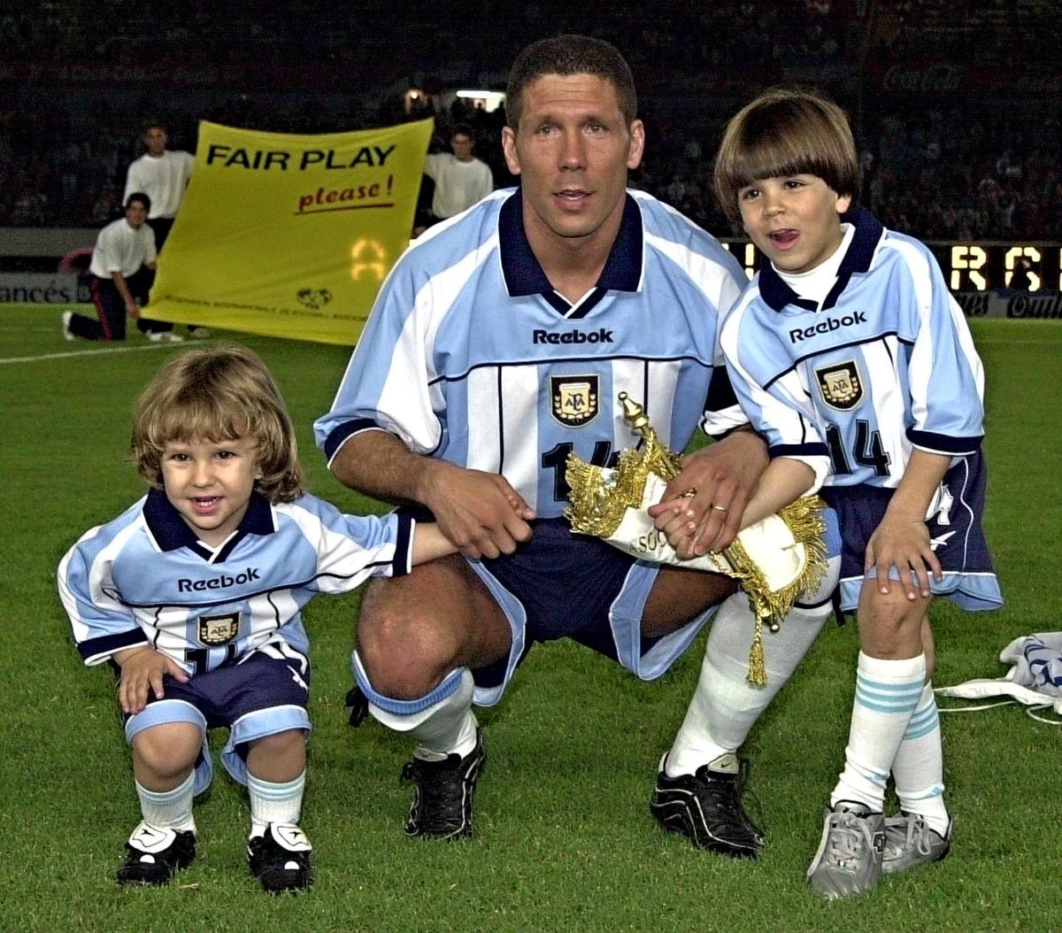 Diego Simeone posa com os filhos Giovanni e Gianluca - (foto: Miguel Mendez/AFP - 28/3/2001)