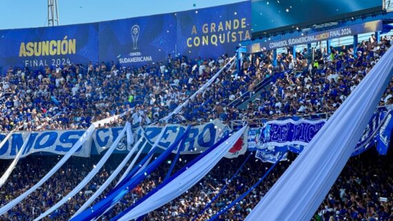 Torcedores do Cruzeiro na arquibancada da Nueva Olla Azulgrana (foto: Divulgação/Cruzeiro)