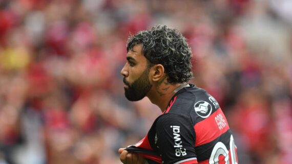 Gabigol comemora com a camisa do Flamengo (foto: Alexandre Guzanshe/EM D.A Press)