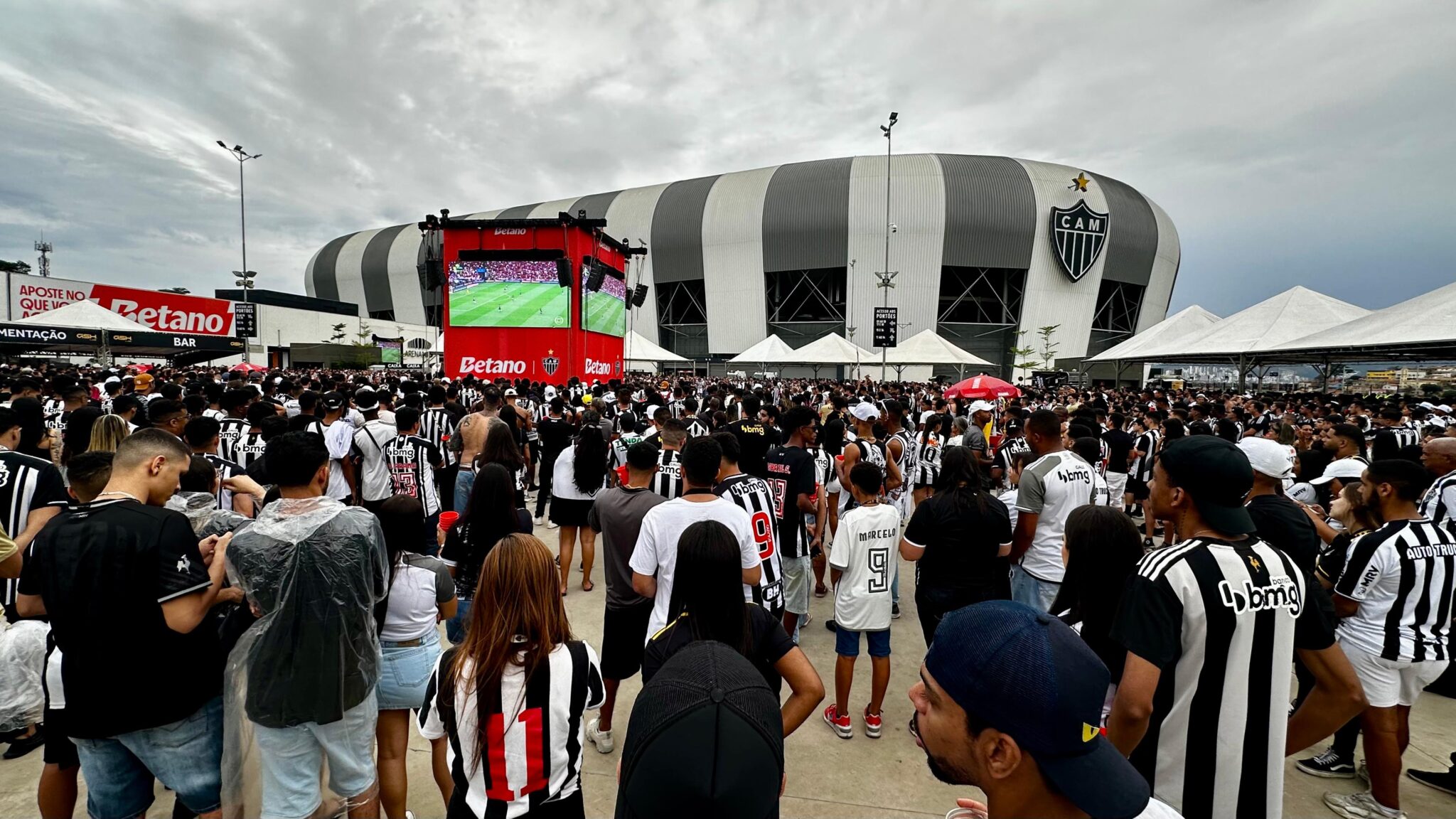 Torcedores do Atlético acompanham final com Flamengo na esplanada da Arena MRV