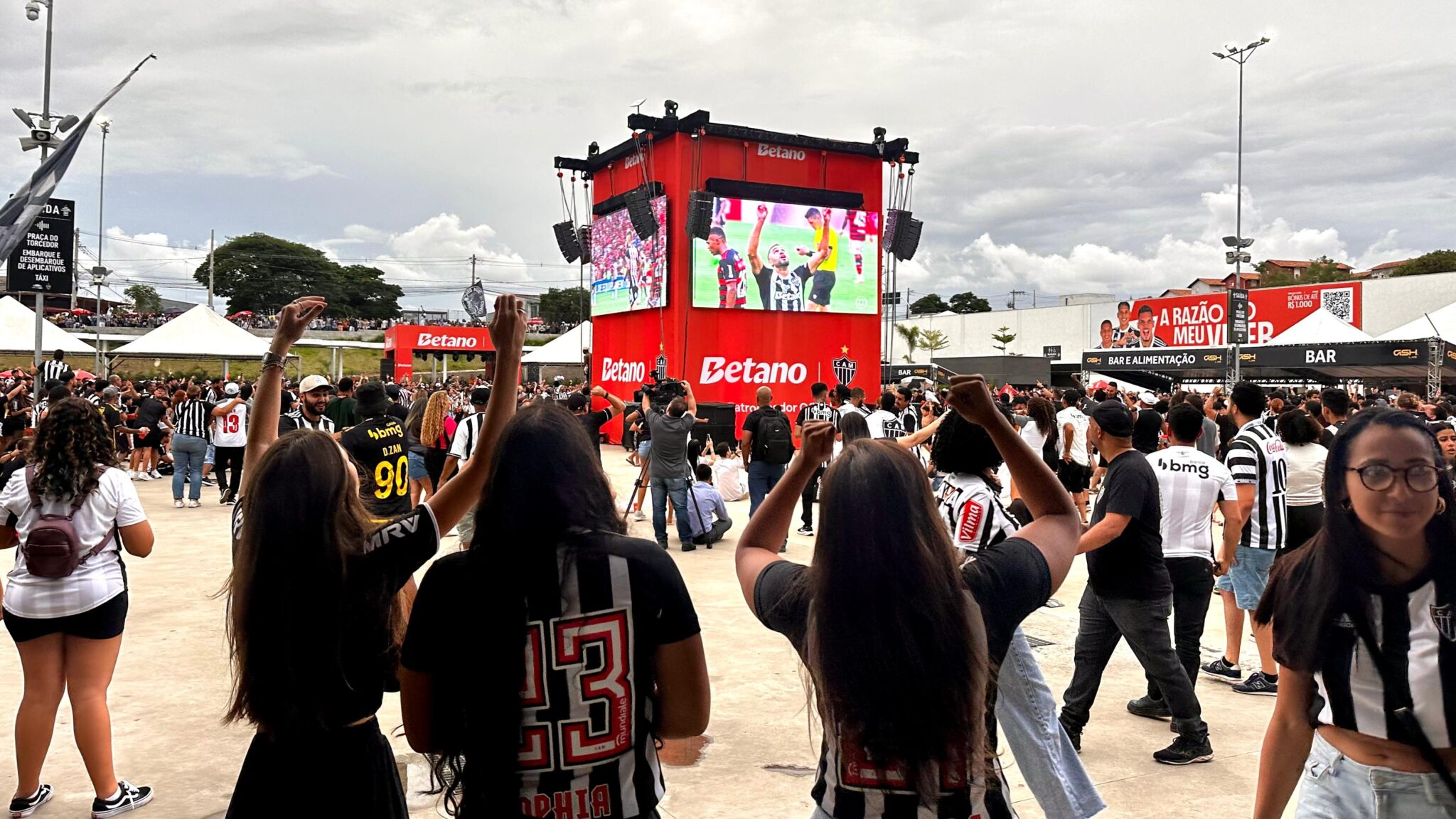 Torcedores do Atlético acompanham final com Flamengo na esplanada da Arena MRV