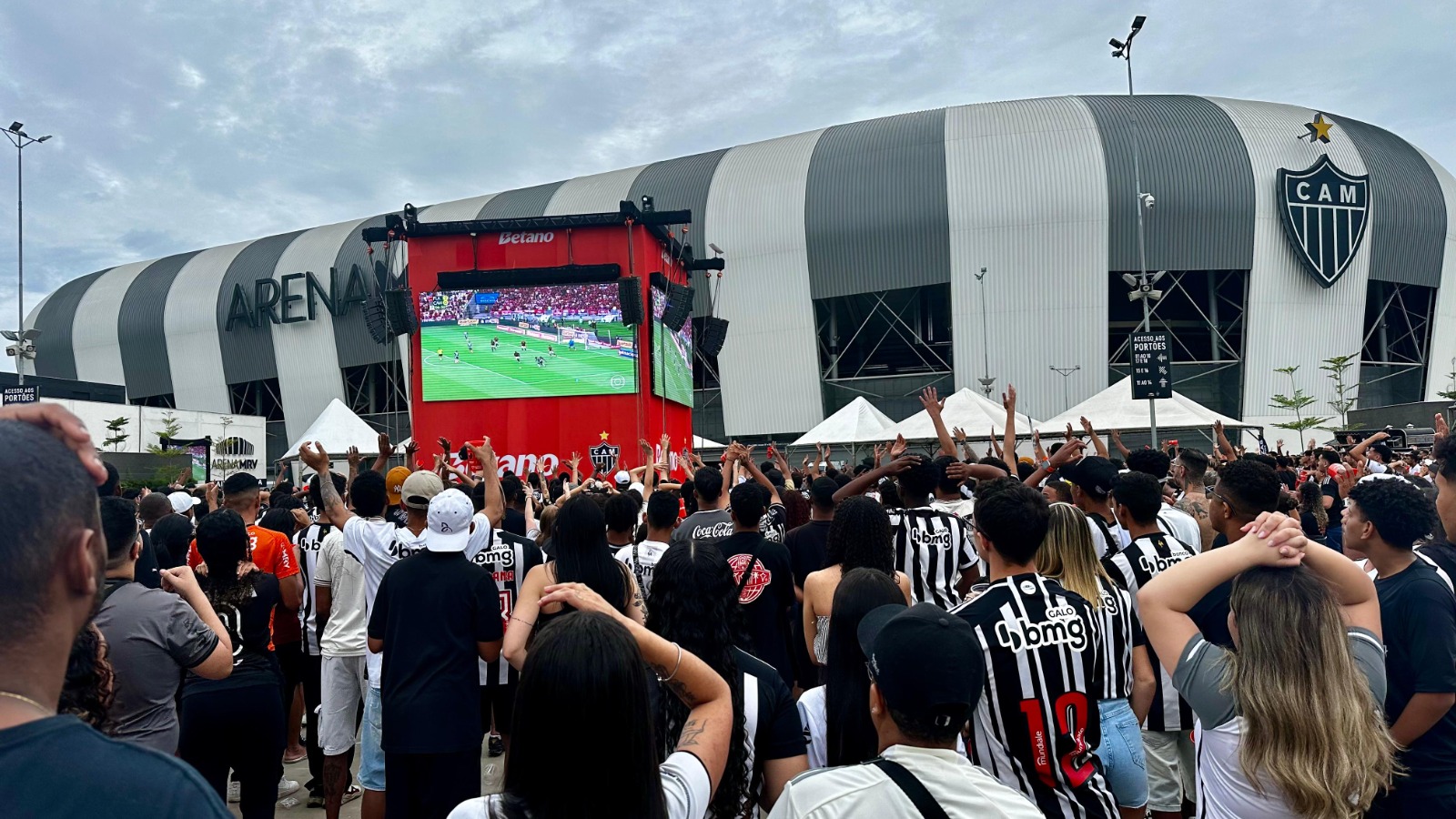 Torcedores do Atlético acompanham final com Flamengo na esplanada da Arena MRV