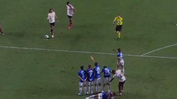 David Luiz fez gol de falta para o Flamengo (foto: Reprodução/Premiere)