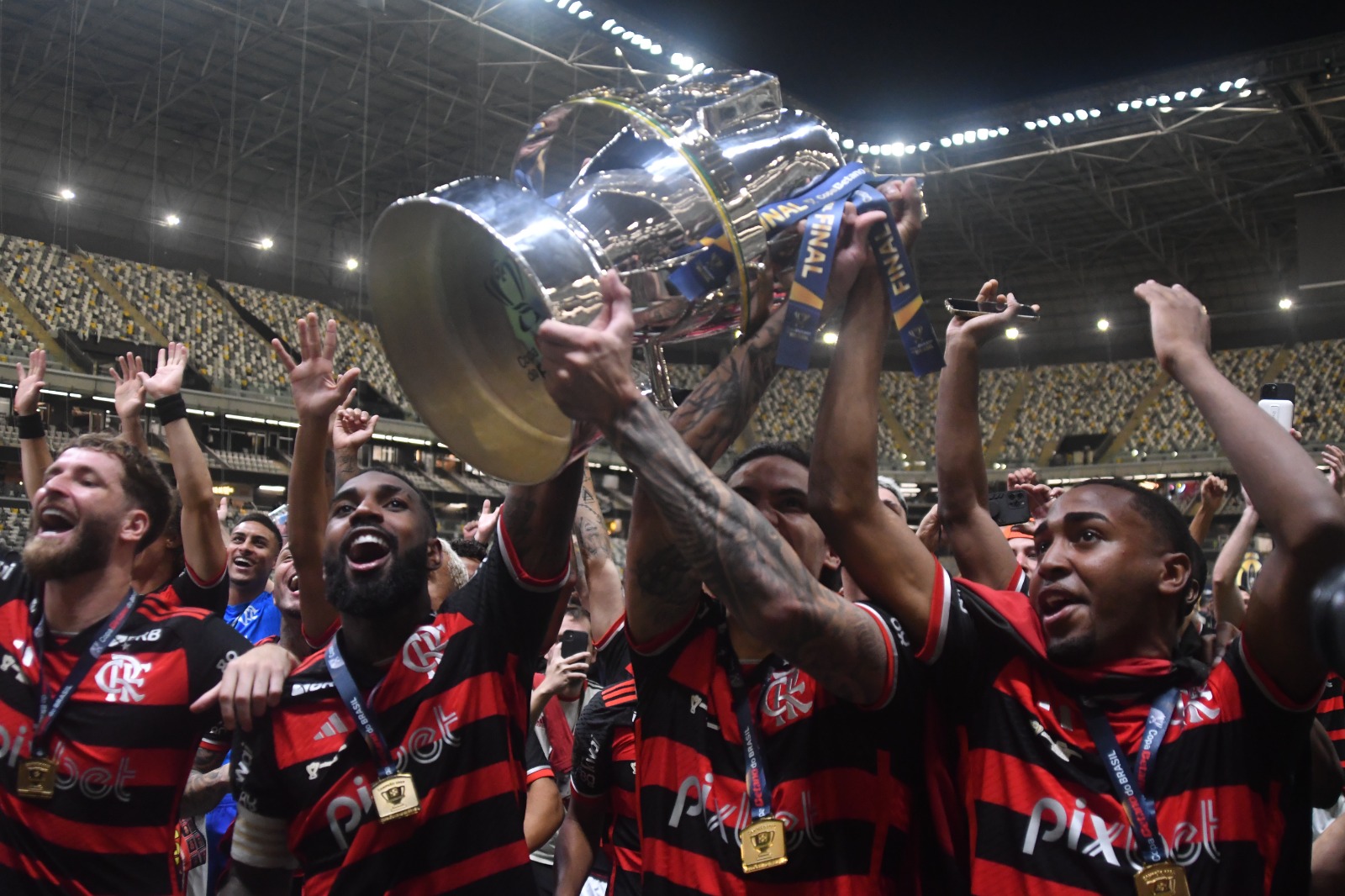 Jogadores do Flamengo celebram título da Copa do Brasil sobre o Atlético, na Arena MRV - (foto: Alexandre Guzanshe/EM/D.A Press)