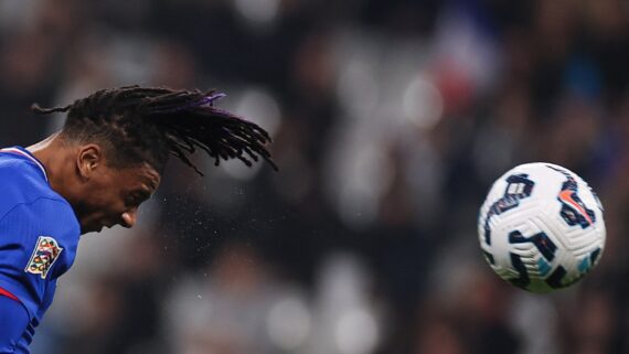 Michael Olise cabeceia durante jogo da França na Liga das Nações (foto: Franck Fife/AFP)