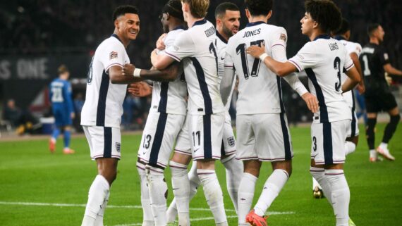 Jogadores da Inglaterra se abraçam em comemoração de gol (foto: Angelos Tzortznis/AFP)